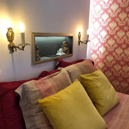 Nest Versailles - Unique Louis Xiv Decoration - Calm Location Right In Center Bed & Breakfast Namur